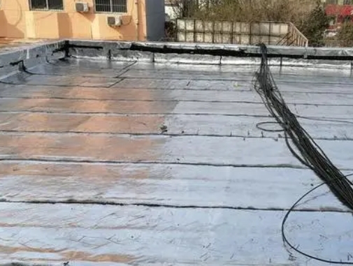 方正卫生间漏水维修公司分享下方正屋面楼顶防水刚性防水层施工要点。